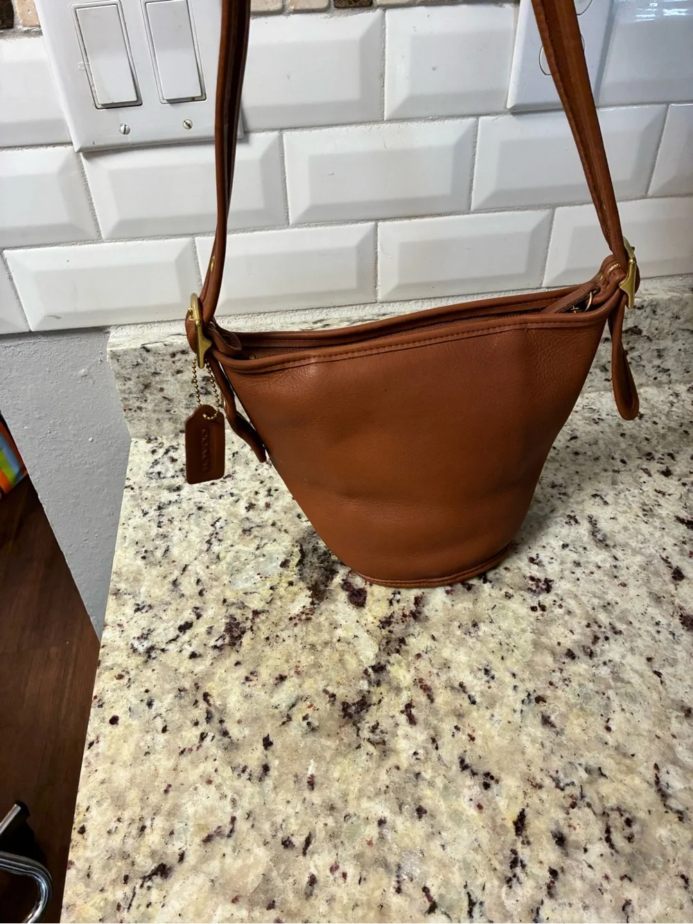 COACH Vtg Maggie Duffle Bucket Bag British Tan Leather Crossbody - Picture 3 of 9